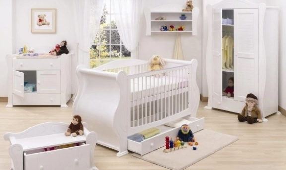 Çok şık beyaz renkli bebek odası dekorasyonları