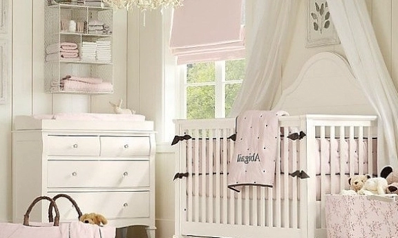 Çok şık beyaz renkli bebek odası dekorasyonları