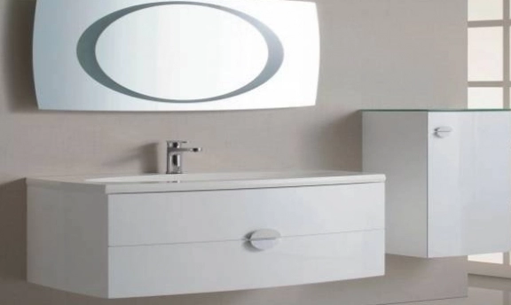 Beyaz renkli harika banyo dolapları